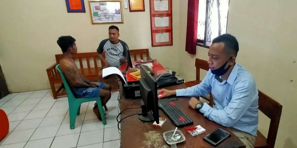 Rampas Motor Karyawan AlfaMart, Begal Kabur Lewat Polsek Pabuaran, Ketangkep deh! Rampas Motor Karyawan AlfaMart, Begal Kabur Lewat Polsek Pabuaran, Ketangkep deh!