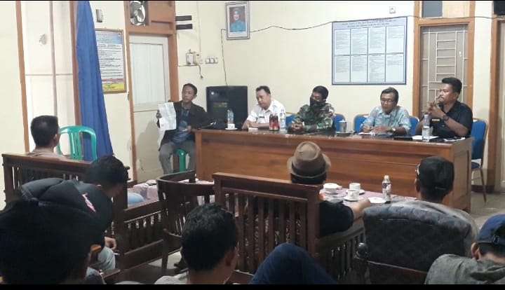 Pertanyakan Mobil Desa, Puluhan Warga Kalimekar Gruduk Kantor Kuwu Pertanyakan Mobil Desa, Puluhan Warga Kalimekar Gruduk Kantor Kuwu