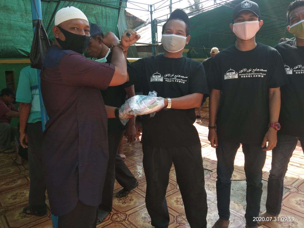 ForJob Bagikan Masker kepada Panitia Qurban