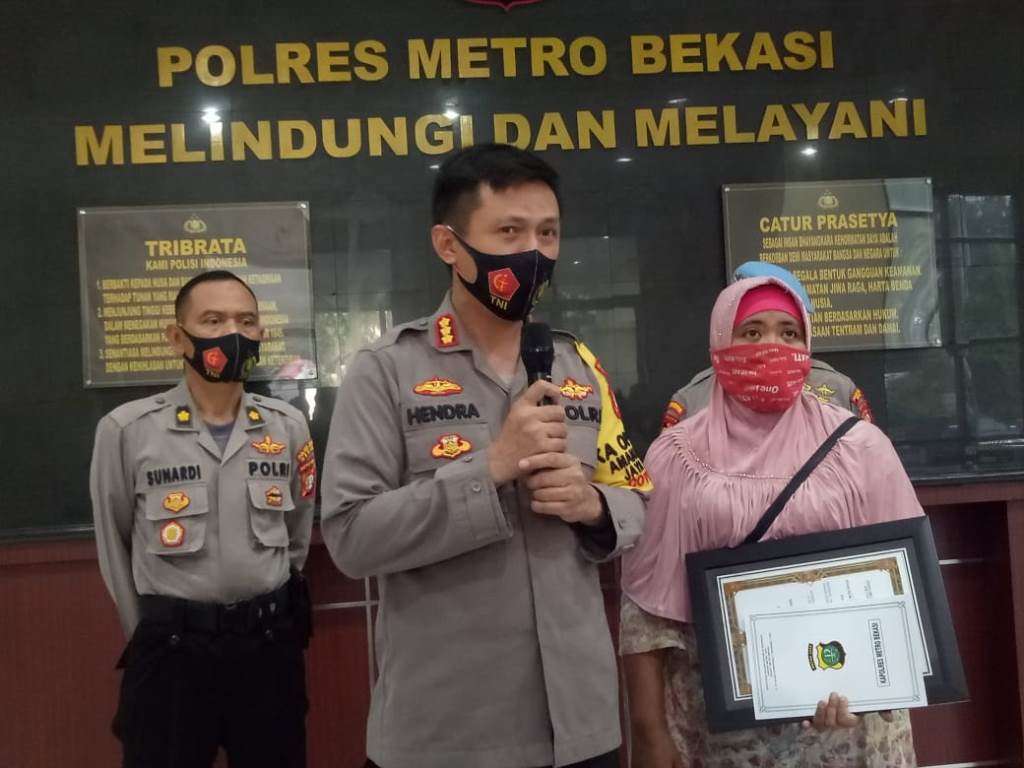 Ibu Muda Ini Mendapat Penghargaan dari Kapolrestro Bekasi Atas Aksi Heroiknya Melawan Begal