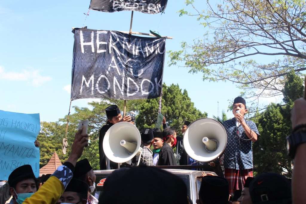Segala Usaha Hermanto Tak Bisa Membeli Simpati Ribuan Santri