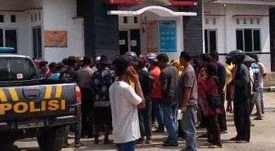 Tutupi Data KPM BST Kementan, Warga Ontrog Kantor Desa Sabajaya