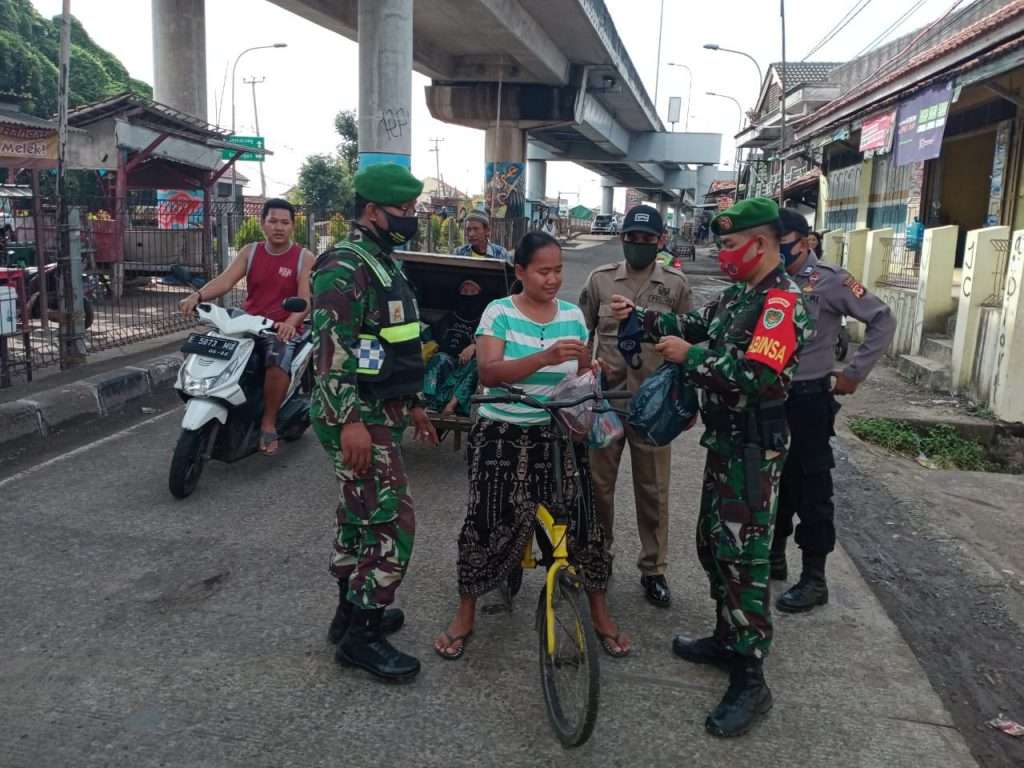 Jelang Pemberlakuan Denda, Petugas Gabungan Bagikan Ratusan Masker di Pasar Gebang