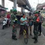Jelang Pemberlakuan Denda, Petugas Gabungan Bagikan Ratusan Masker di Pasar Gebang