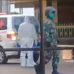 16 Warga Desa Trusmi Kulon Dijemput untuk Dirawat di RS Arjawinangun