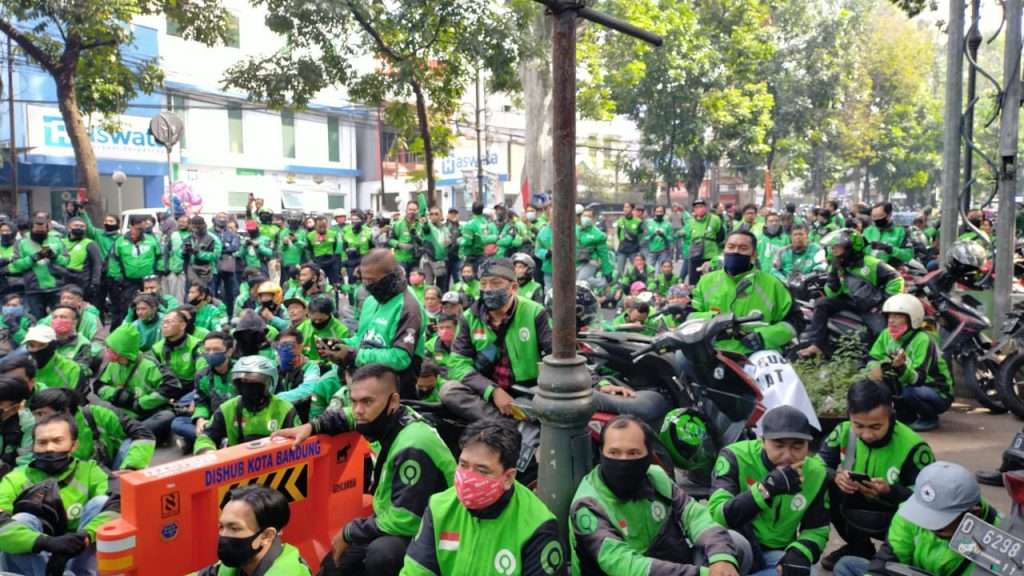 Ribuan Ojol Kepung Pemkot & DPRD Kota Bandung