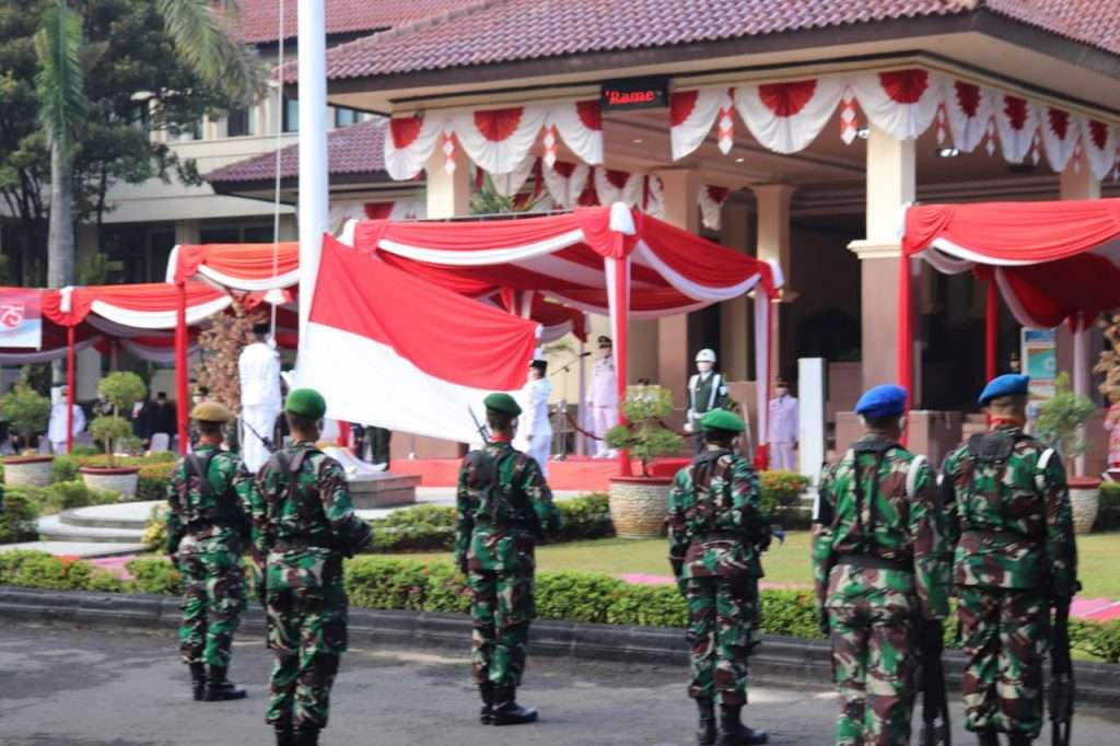 Apel Hari Kemerdekaan RI Ke-75, Dilaksanakan Dihalaman Kantor Bupati Cirebon Apel Hari Kemerdekaan RI Ke-75, Dilaksanakan Dihalaman Kantor Bupati Cirebon