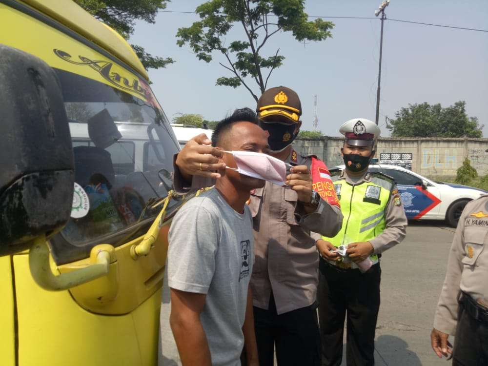 Polres Metro Bekasi Gencar Kampanyekan Adaptasi Kebiasaan Baru Polres Metro Bekasi Gencar Kampanyekan Adaptasi Kebiasaan Baru