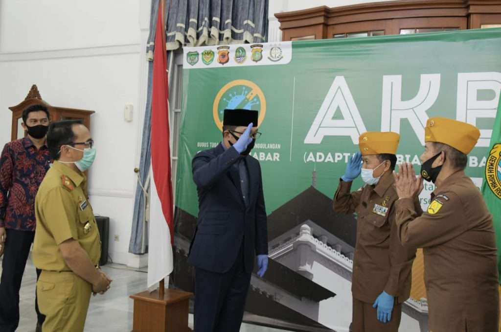 HUT Jabar ke 75, Gubernur Serahkan Bantuan ke Veteran HUT Jabar ke 75, Gubernur Serahkan Bantuan ke Veteran