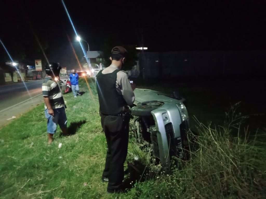 Rombongan Mobil Kondangan Nyungsep di Sawah Ciledug - Cirebon