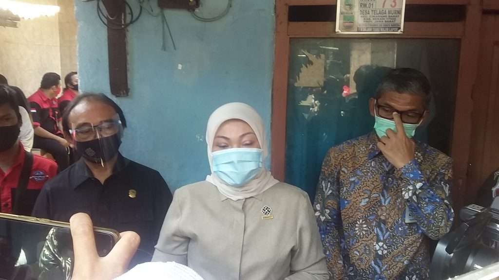 Menaker Kunjungi Penerima Program BSU di Cikarang