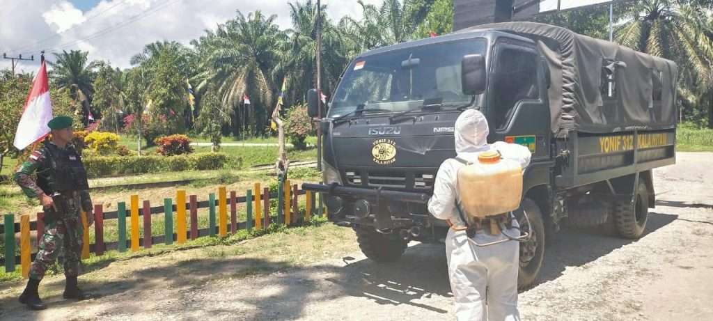 Satgas Pamtas Yonif 312/KH Melaksanakan Penyemprotan Disinfektan Ke Tempat Rawan Penyebaran Covid-19 Di Perbatasan