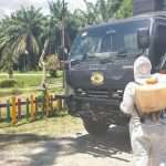 Satgas Pamtas Yonif 312/KH Melaksanakan Penyemprotan Disinfektan Ke Tempat Rawan Penyebaran Covid-19 Di Perbatasan