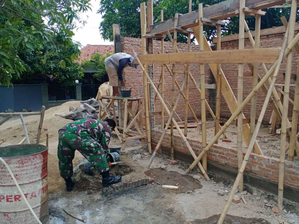 Bakti TNI Di Majalengka Gotong Royong Bersama Warga Bangun Posyandu