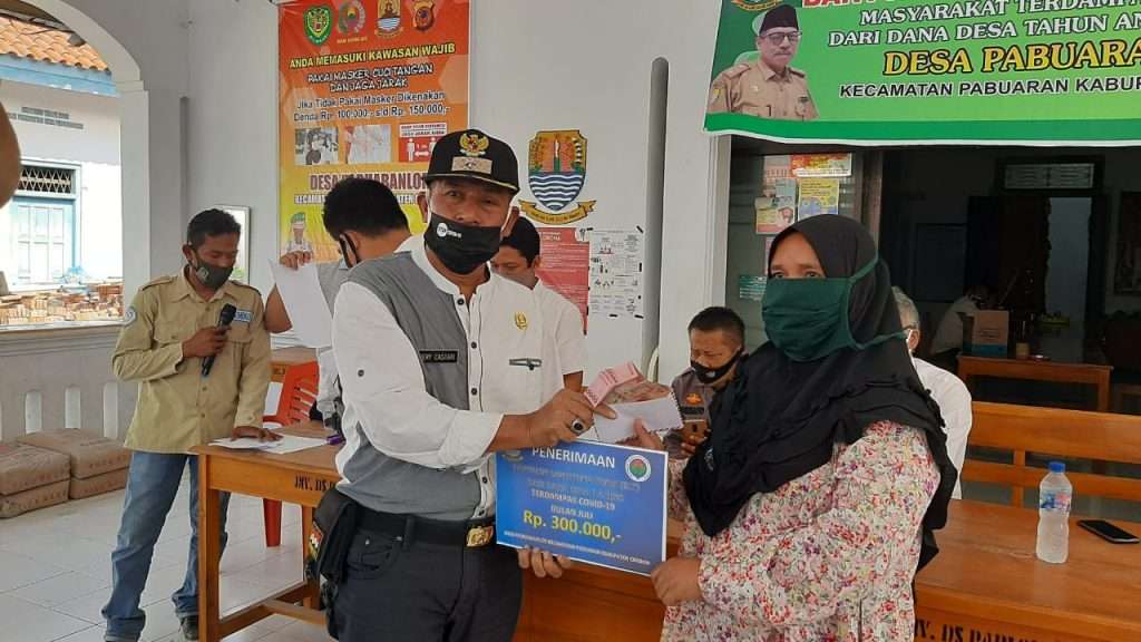 Warga Pabuaran Lor Dibekali Pengetahuan Protokol Kesehatan Saat Pembagian BLT Tahap IV