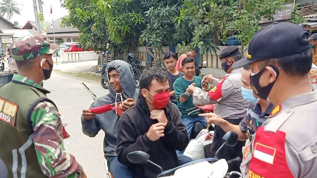 Polsek Muara Gembong Gencar Sosialisasikan Prokes Polsek Muara Gembong Gencar Sosialisasikan Prokes