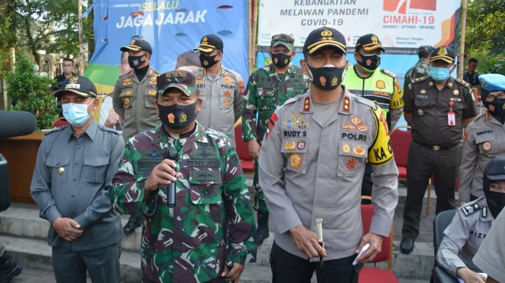 Pangdam III/Siliwangi & Kapolda Jabar Cek Zona Merah Covid-19 Pangdam III/Siliwangi & Kapolda Jabar Cek Zona Merah Covid-19