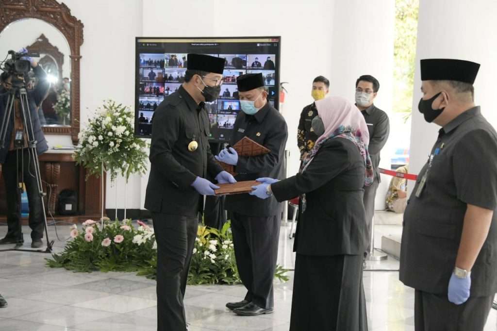 Gubernur Lantik 318 PNS di Lingkungan Pemda Provinsi Jabar Gubernur Lantik 318 PNS di Lingkungan Pemda Provinsi Jabar