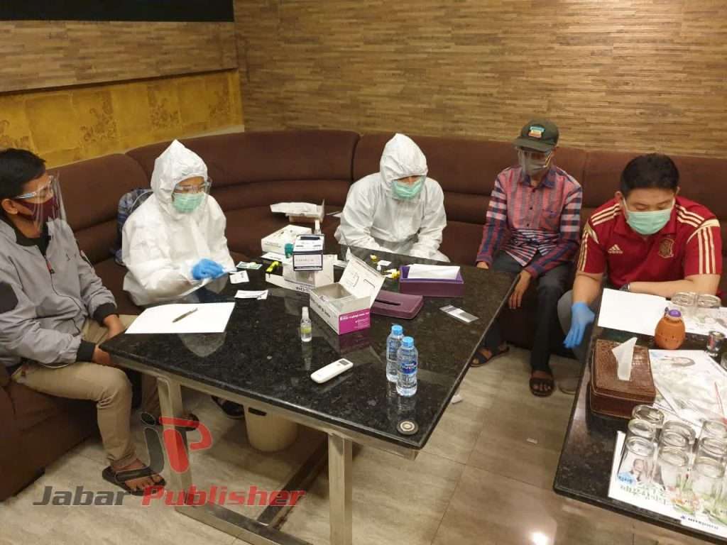 Ratusan Karyawan Hotel Jenesis di Rapid Test Masal Ratusan Karyawan Hotel Jenesis di Rapid Test Masal