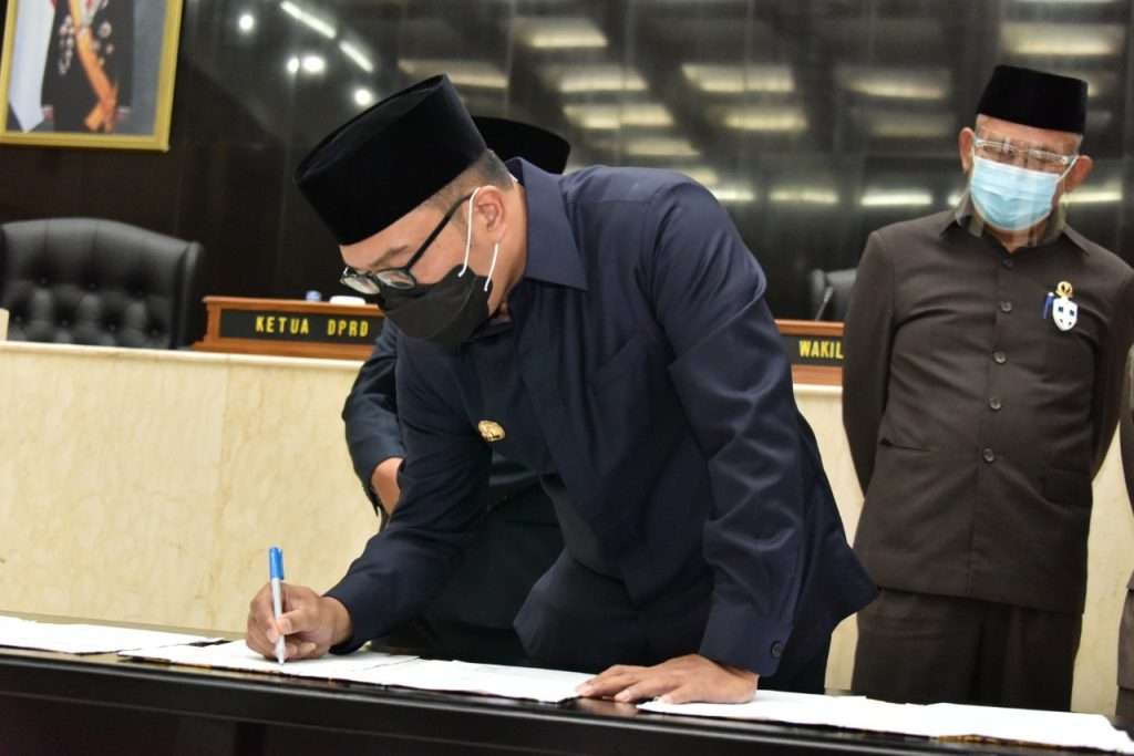 Ditengah Covid, Gub Jabar Teken KUPA - PPAS Perubahan 2020