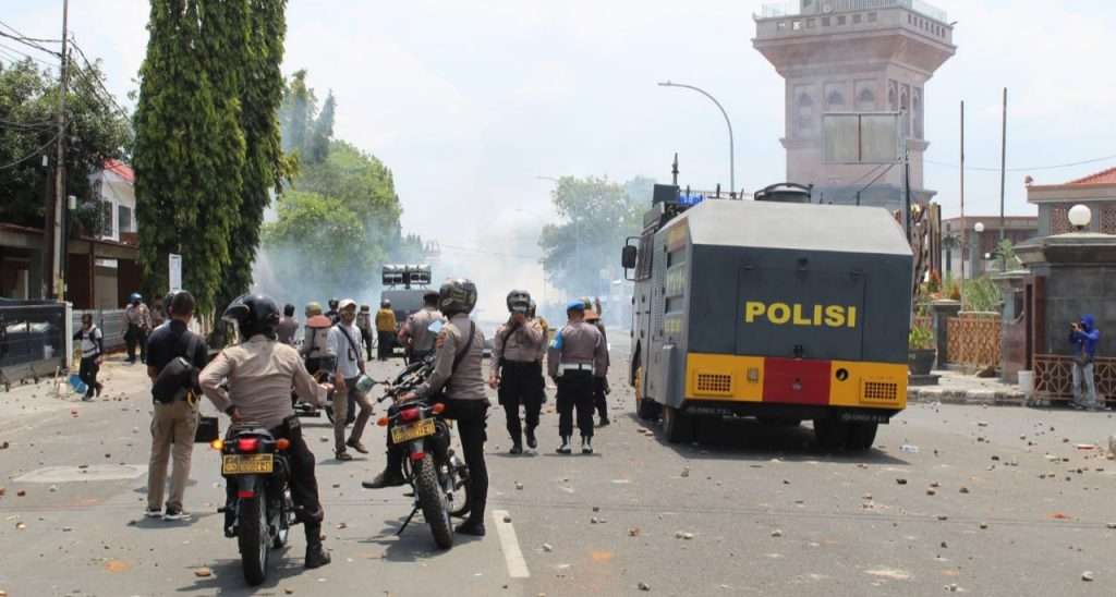 Kota Cirebon Mencekam! Unjuk Rasa Berubah Jadi Aksi Lempar Batu
