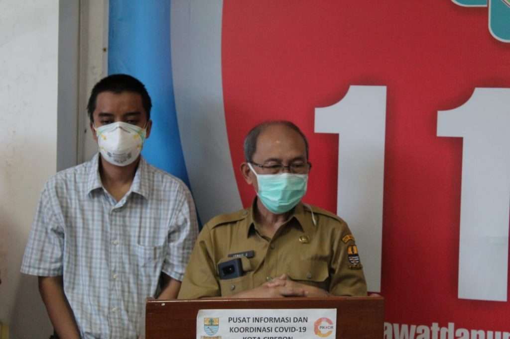 Jenazah Covid-19 dari RS Gunung Jati Masih Berpakaian. Akhirnya Dibuka, Dimandikan & Dikafani Lagi Seperti Biasa Jenazah Covid-19 dari RS Gunung Jati Masih Berpakaian. Akhirnya Dibuka, Dimandikan & Dikafani Lagi Seperti Biasa