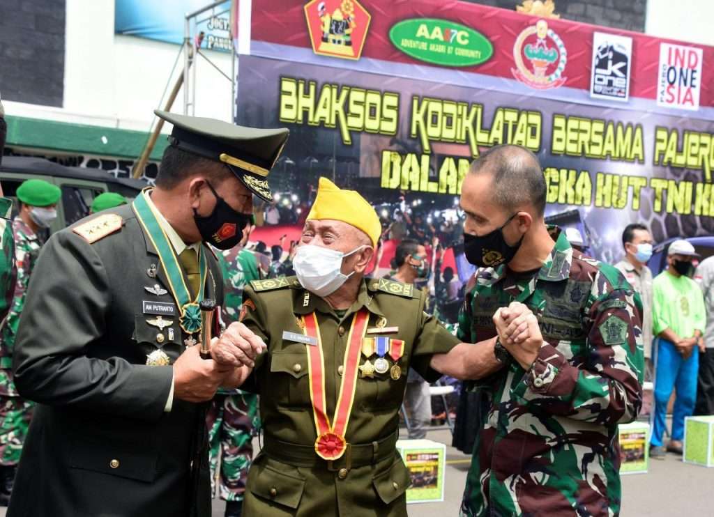 HUT TNI ke-75, Kodiklatad Bareng Komunitas Pajero Berbagi dengan Veteran & Dhuafa