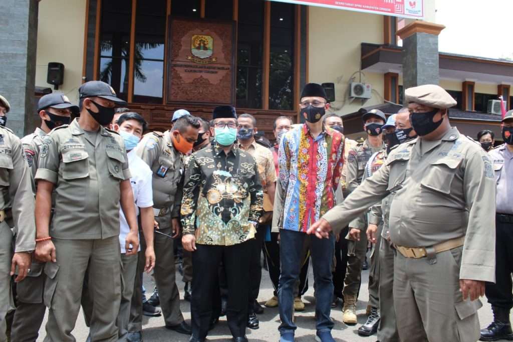 Ketua DPRD Kab Cirebon Temui Massa Aksi & Siap Sampaikan Aspirasi UU Ciptakerja Ketua DPRD Kab Cirebon Temui Massa Aksi & Siap Sampaikan Aspirasi UU Ciptakerja