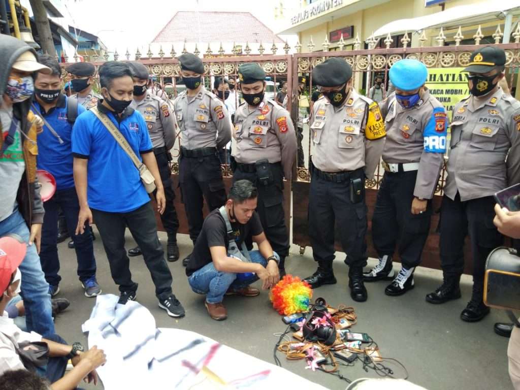 Wartawan Gelar Aksi 'Kecam Kekerasan' di Mapolres Ciko, Sebut Kapolres Tertutup & Alergi ke Media