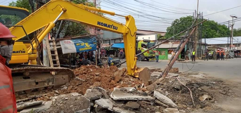 Fungsikan Dua Jalur di Kalimalang, Polrestro Bekasi dan Dinas Terkait Bongkar Paksa Bangli