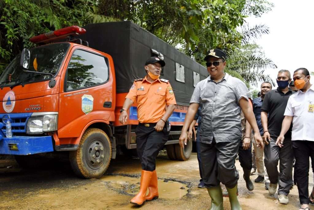 Wagub Jabar Tinjau Lokasi Banjir & Longsor di Tasik Wagub Jabar Tinjau Lokasi Banjir & Longsor di Tasik