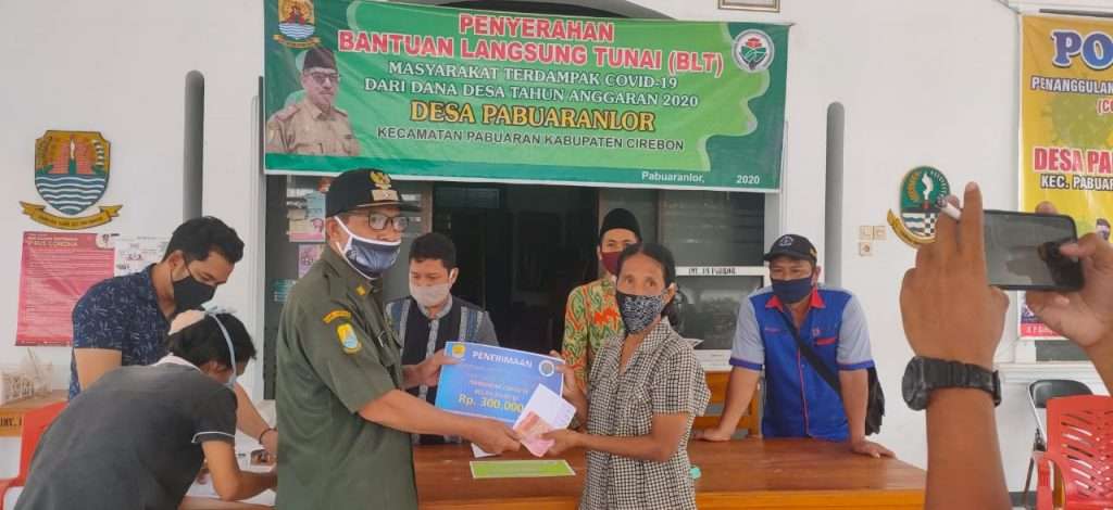 Mantap! Pemdes Pabuaran Lor Serahkan BLT Covid-19 Tahap 5 dan 6 Sekaligus