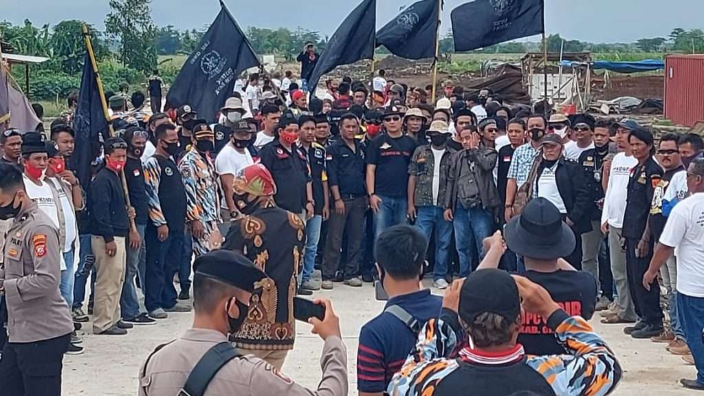 Desak Bupati Hentikan Proyek, Gabungan LSM & Ormas Demo PT. Taekwang