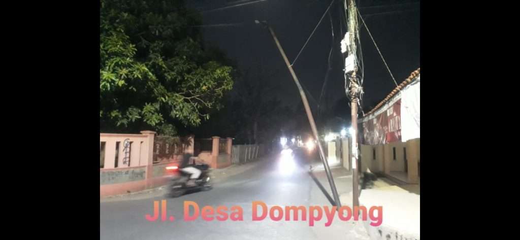 Bahaya! Tiang Nyaris Roboh di Dompyong Kulon, Punya Siapa ya..? Bahaya! Tiang Nyaris Roboh di Dompyong Kulon, Punya Siapa ya..?