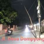 Bahaya! Tiang Nyaris Roboh di Dompyong Kulon, Punya Siapa ya..?