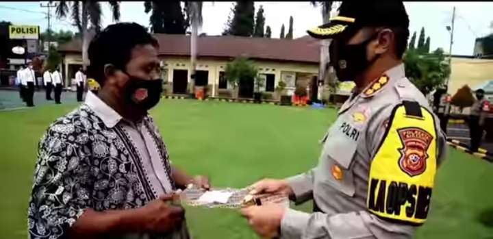Kapolresta Cirebon Beri Penghargaan Kepada Anggota Polri Berprestasi & Masyarakat