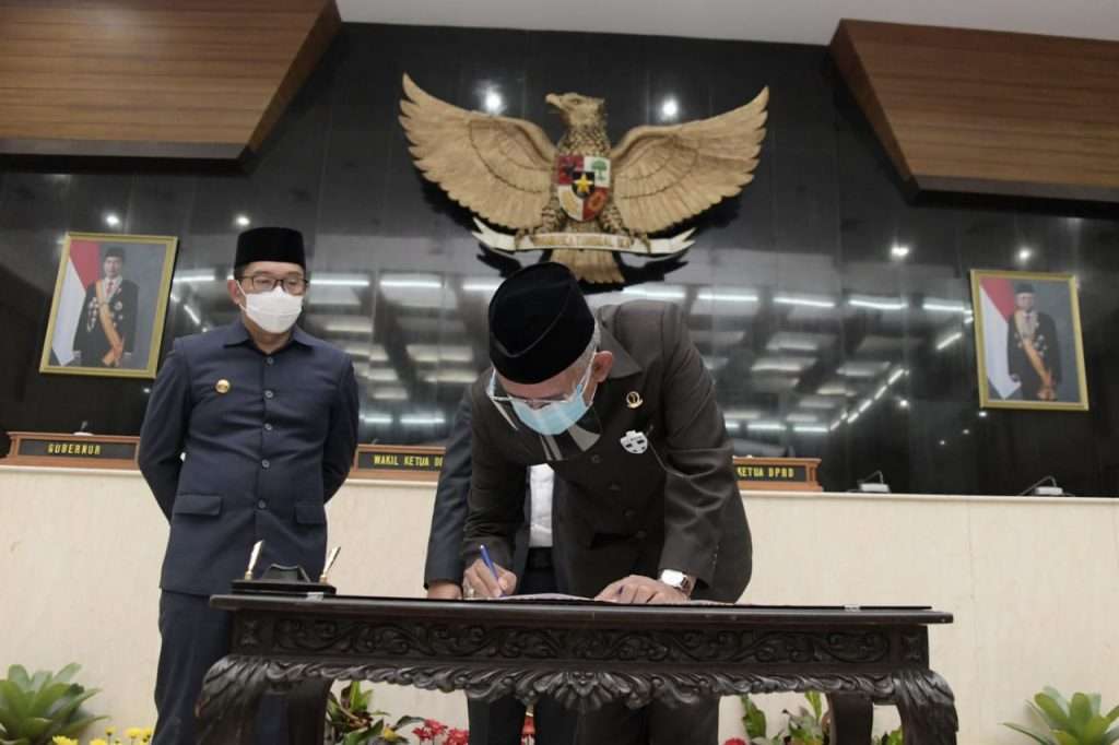 Ridwan Kamil Teken Persetujuan Bersama Raperda APBD Jabar TA 2021 Ridwan Kamil Teken Persetujuan Bersama Raperda APBD Jabar TA 2021