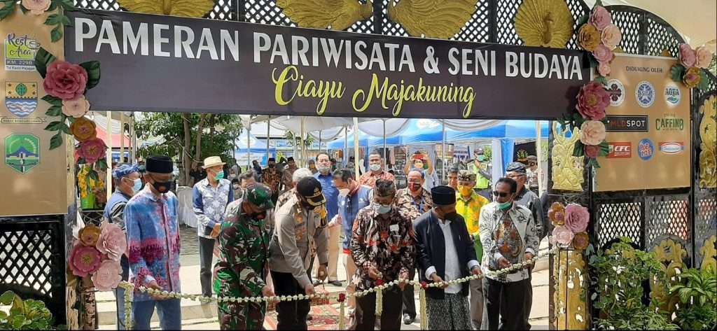 Gus Oki & Bupati Cirebon Buka Pameran Pariwisata, Seni & Budaya di Rest Area Tol KM 229B Gus Oki & Bupati Cirebon Buka Pameran Pariwisata, Seni & Budaya di Rest Area Tol KM 229B