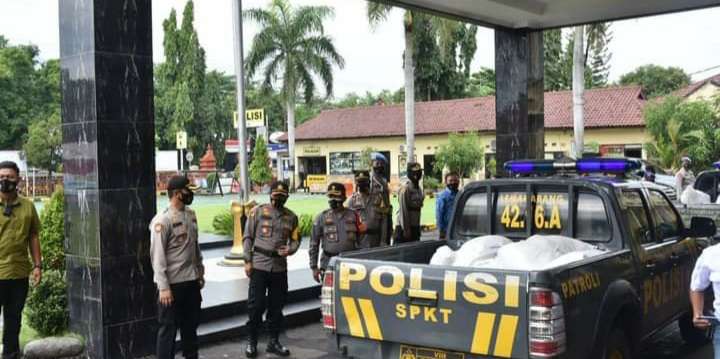 Polresta Cirebon Sebar Bantuan 11 Ton Beras ke Warga Terdampak Covid Via Polsek