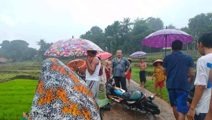 Lagi Naik Motor, Uci Langsung Tewas Disambar Petir