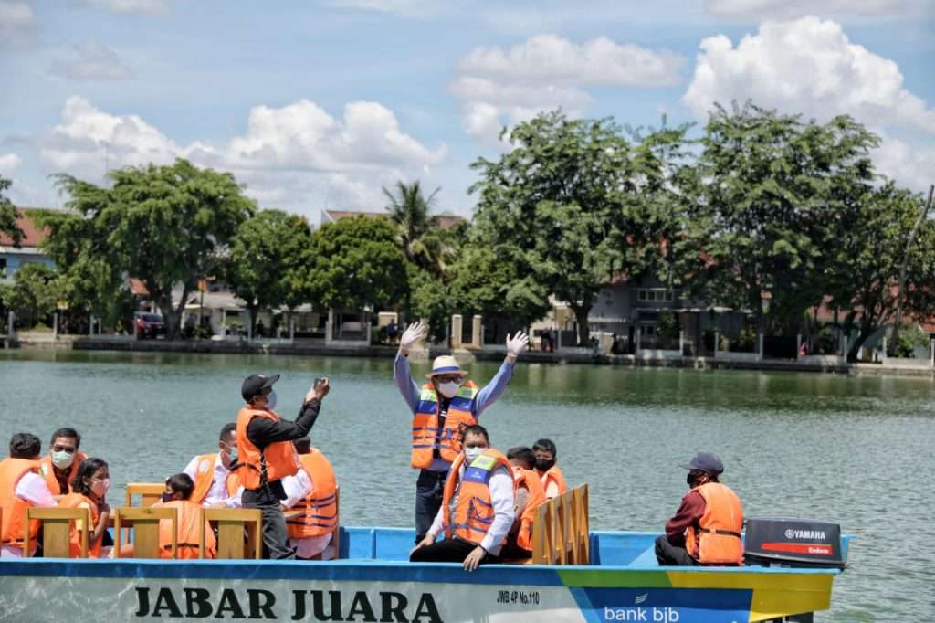 Gubernur Jabar Hibahkan Perahu Wisata untuk Situ Rawa Besar Depok