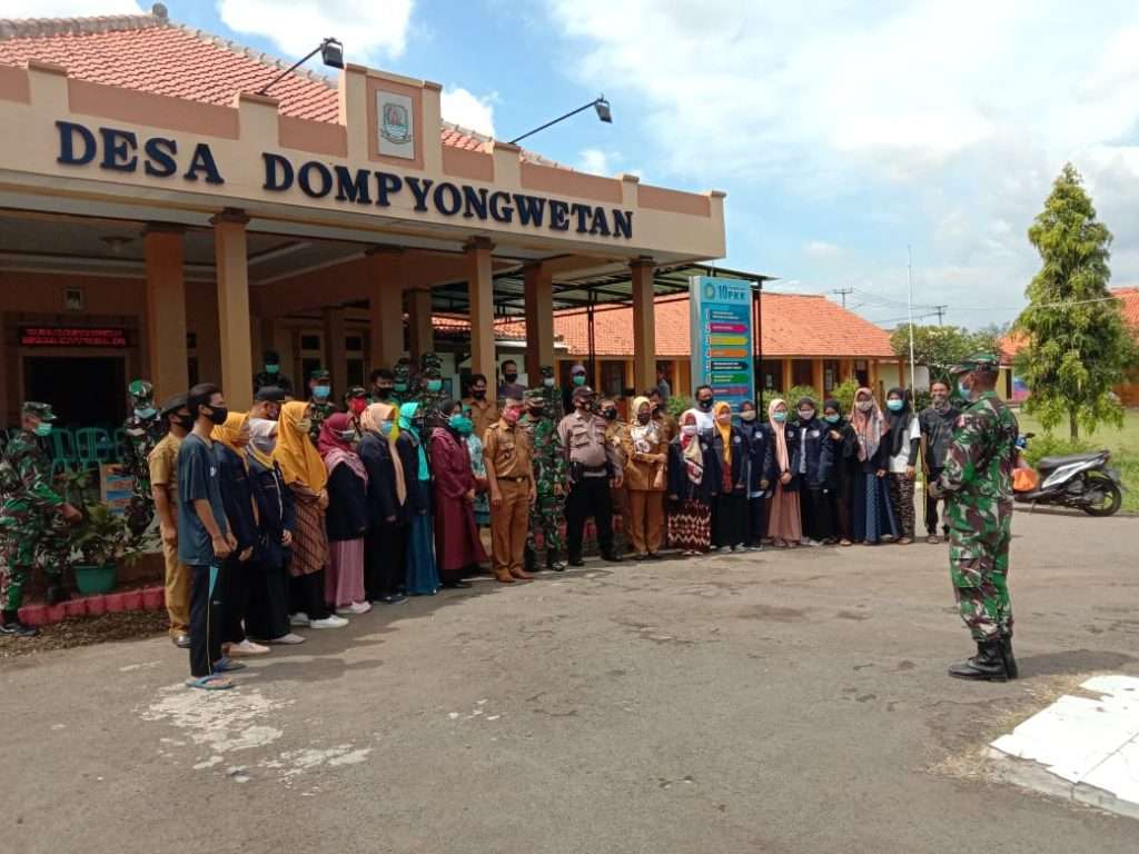 Belasan Siswa Secapa AD & Mahasiswa Kerja Bhakti Di Dompyong Wetan