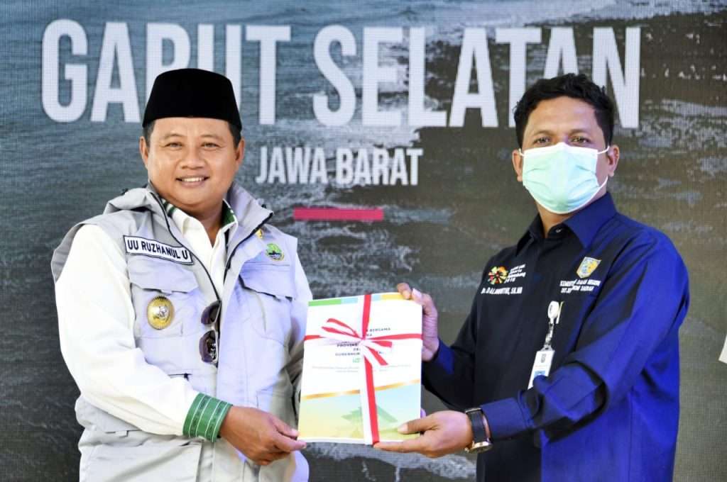 Wagub Jabar Serahkan Dokumen CDPOB "Kab Garut Selatan" Wagub Jabar Serahkan Dokumen CDPOB "Kab Garut Selatan"