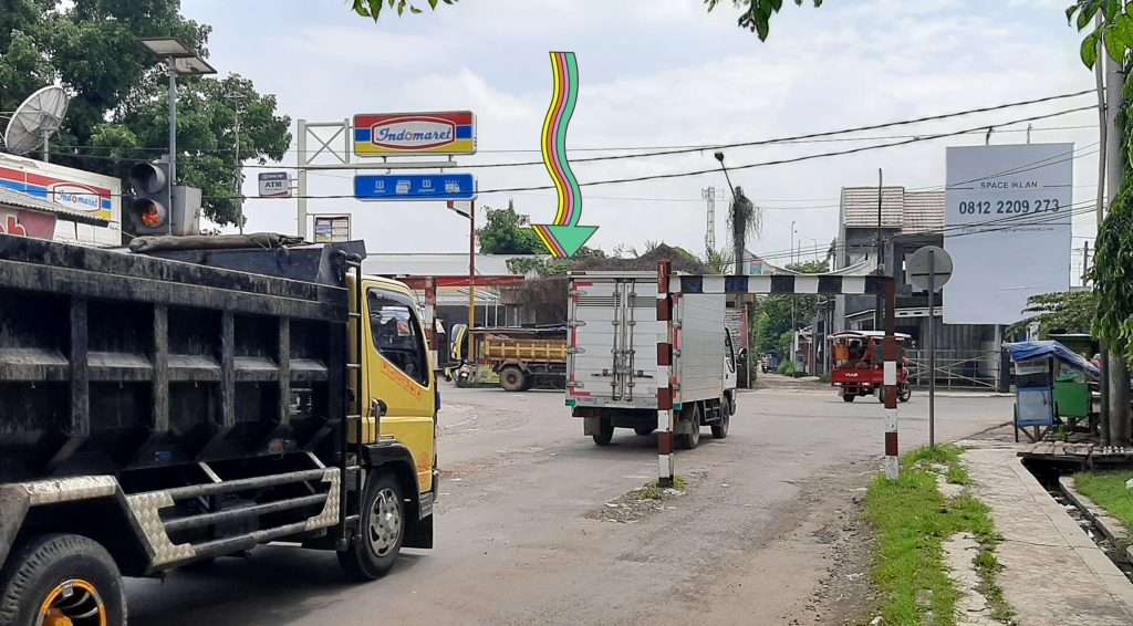 Portal Jalan Depan RSUD Waled Hilang, Kendaraan Berat Leluasa Lewat
