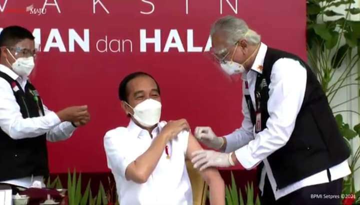 Dokter Asal Cirebon Sebut Vaksinasi yang Dilakukan ke Jokowi Gagal Dokter Asal Cirebon Sebut Vaksinasi yang Dilakukan ke Jokowi Gagal