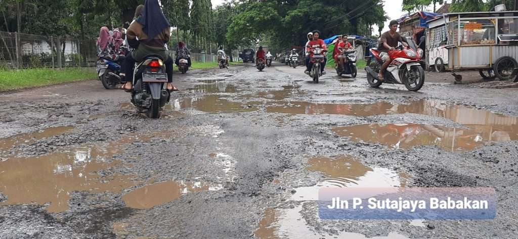 Makin Rusak & Berbahaya! Simpang Jalan Pabrik Gula Babakan Kapan Diberesin?
