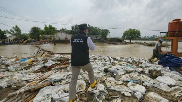 Kang Emil Cek Langsung Perbaikkan Tanggul Jebol
