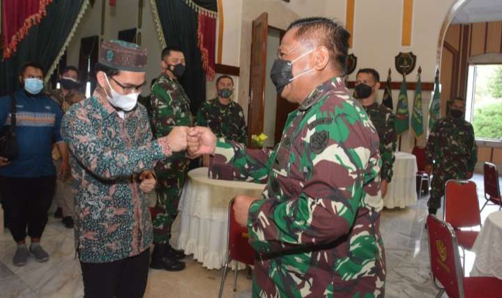 Ustaz Adi Hidayat Siap Umrohkan 30 Prajurit Kodam III/Siliwangi Ustaz Adi Hidayat Siap Umrohkan 30 Prajurit Kodam III/Siliwangi