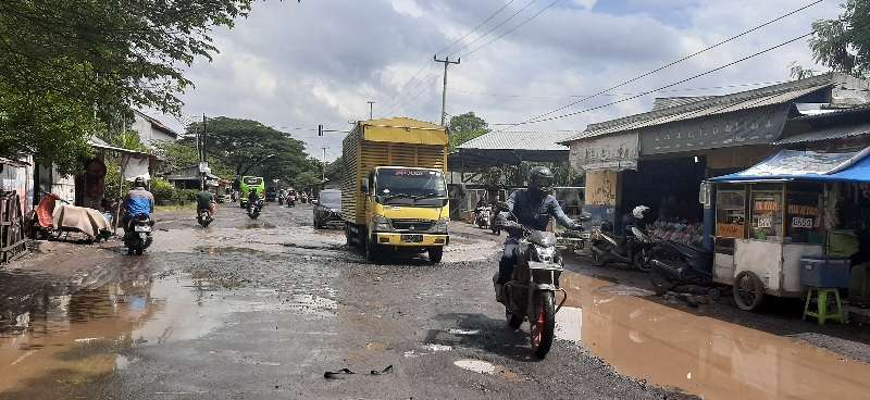 Awas!! Ada 'Danau Kuah Lotek' Di Jalur Sindanglaut - Lemahabang