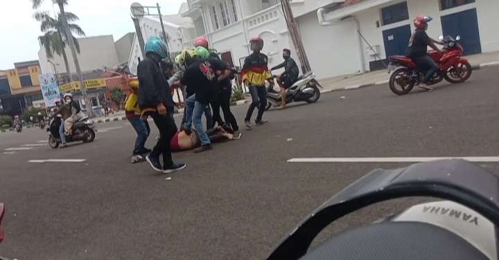 Lagi, Genk Motor Berulah! Di Mundu Wanita Terkapar, Depan BAT Pria Diinjak-injak
